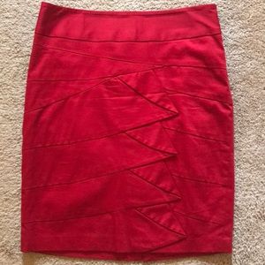 Patterned red pencil skirt lined. Side zipper.